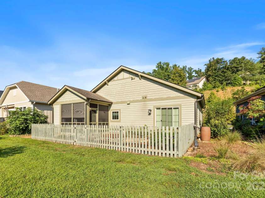 45 Verde Drive, Asheville, NC 28806.  MLS# CAR4285067, YatesRealty ID 32904. 