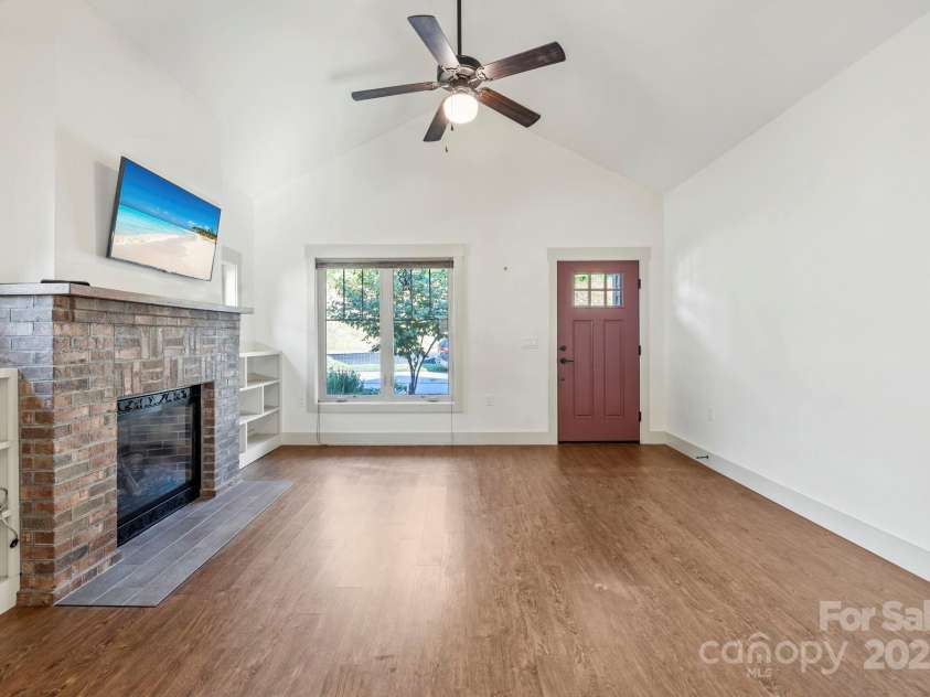 45 Verde Drive, Asheville, NC 28806.  MLS# CAR4285067, YatesRealty ID 32904. 