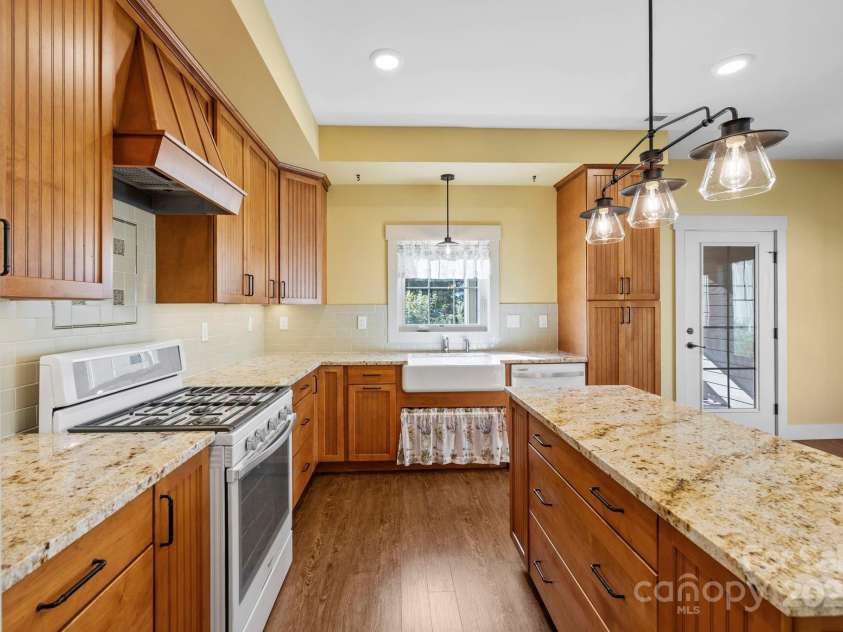 45 Verde Drive, Asheville, NC 28806.  MLS# CAR4285067, YatesRealty ID 32904. 