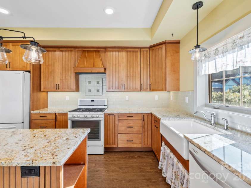 45 Verde Drive, Asheville, NC 28806.  MLS# CAR4285067, YatesRealty ID 32904. 