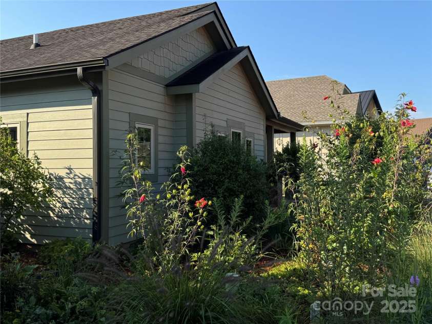 45 Verde Drive, Asheville, NC 28806.  MLS# CAR4285067, YatesRealty ID 32904. 