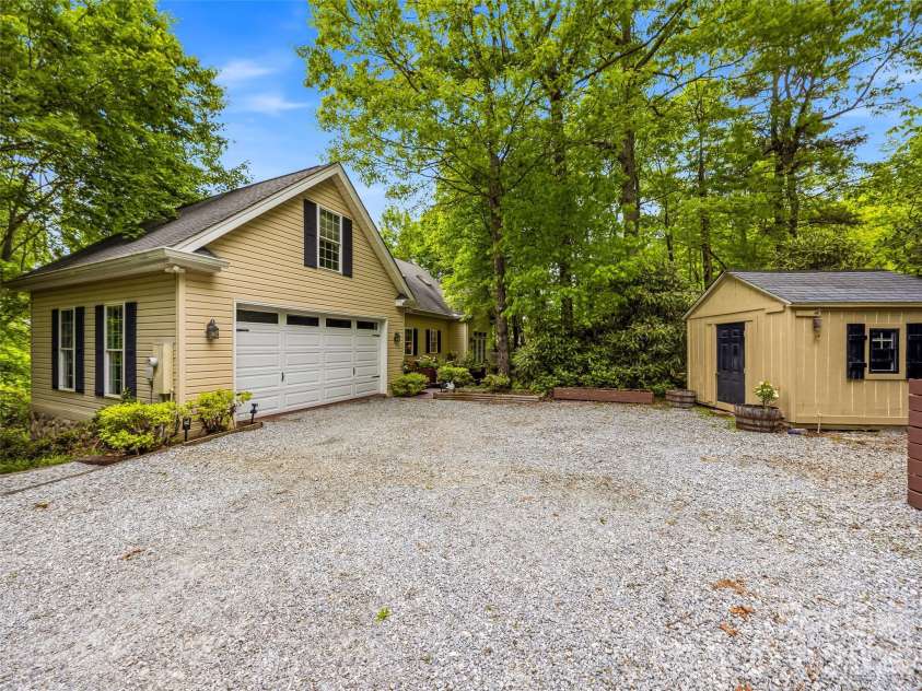 29 Panther Ridge Road, Brevard, NC 28712.  MLS# CAR4380479, YatesRealty ID 32906. 