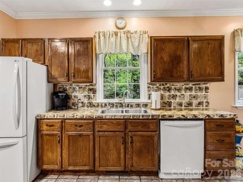 29 Panther Ridge Road, Brevard, NC 28712.  MLS# CAR4380479, YatesRealty ID 32906. 