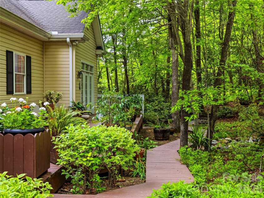 29 Panther Ridge Road, Brevard, NC 28712.  MLS# CAR4380479, YatesRealty ID 32906. 