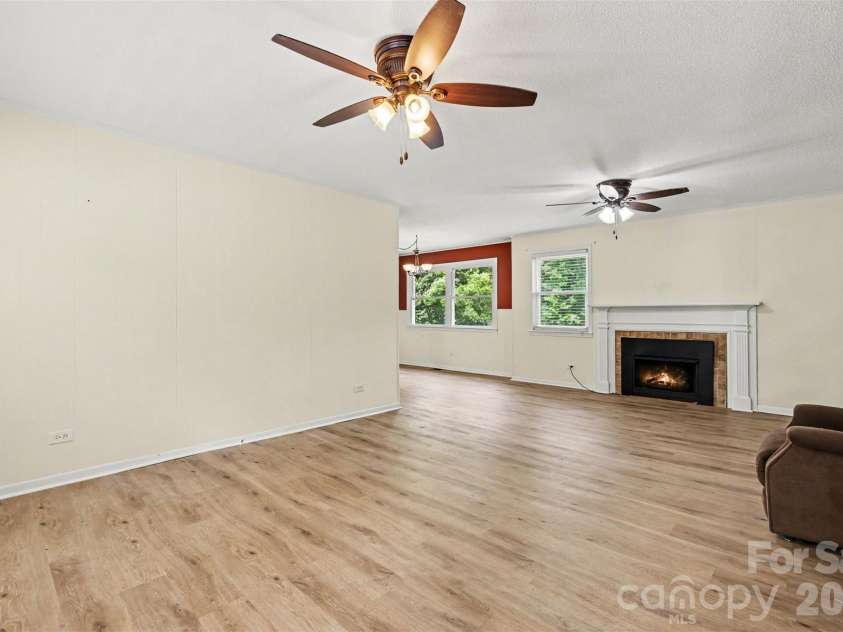 217 Oakwood Avenue, York, SC 29745.  MLS# CAR4394029, YatesRealty ID 32907. 