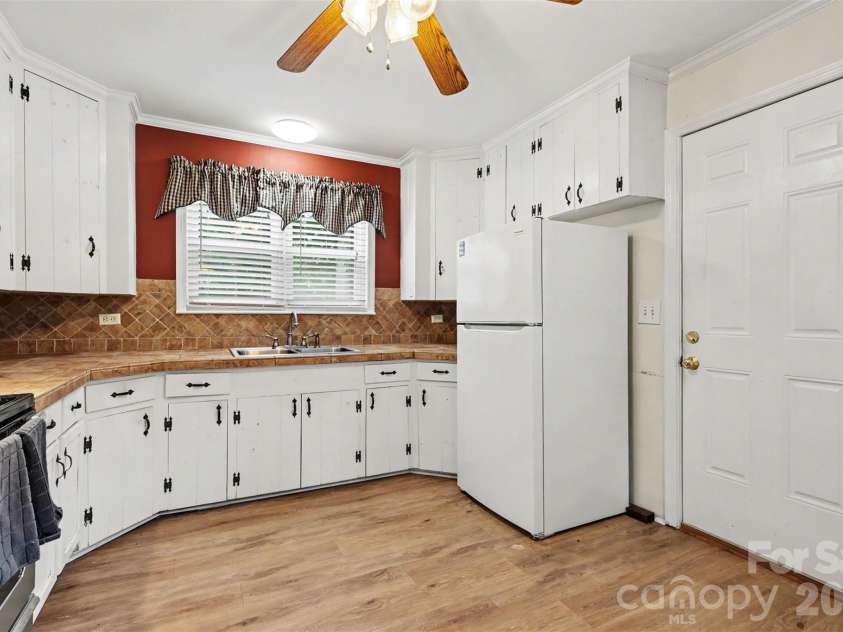 217 Oakwood Avenue, York, SC 29745.  MLS# CAR4394029, YatesRealty ID 32907. 