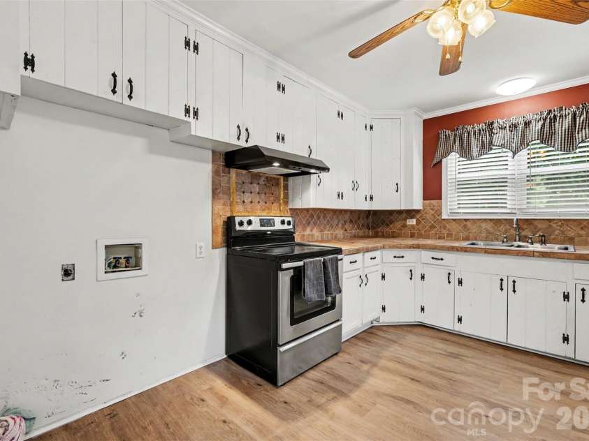 217 Oakwood Avenue, York, SC 29745.  MLS# CAR4394029, YatesRealty ID 32907. 