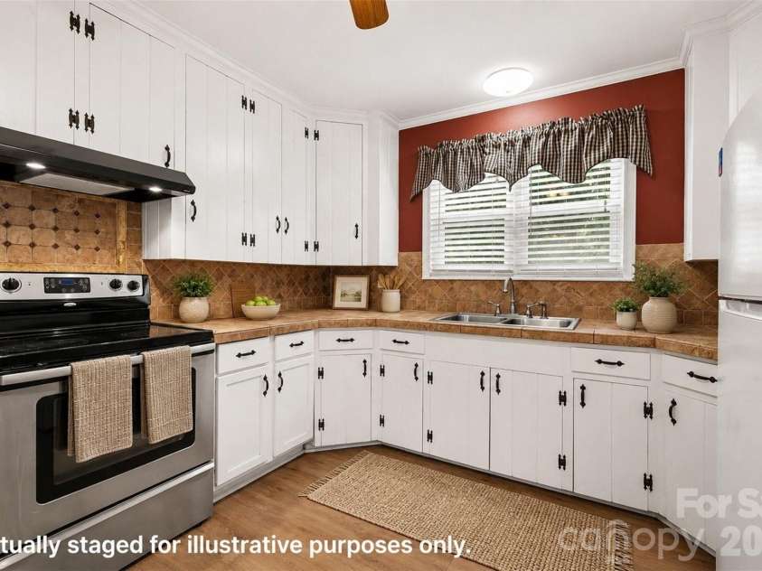 217 Oakwood Avenue, York, SC 29745.  MLS# CAR4394029, YatesRealty ID 32907. 