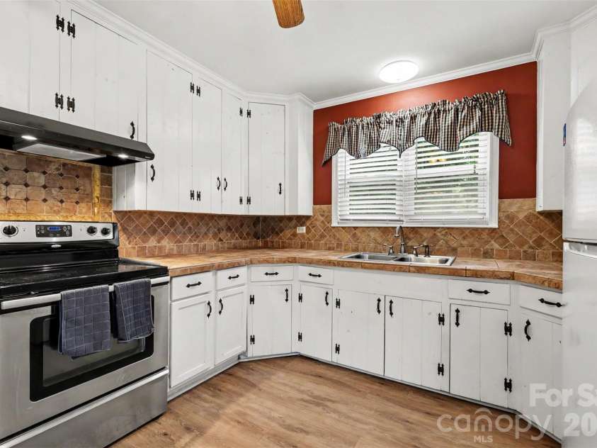 217 Oakwood Avenue, York, SC 29745.  MLS# CAR4394029, YatesRealty ID 32907. 