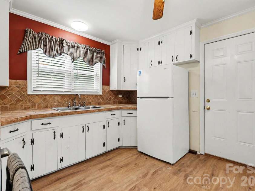 217 Oakwood Avenue, York, SC 29745.  MLS# CAR4394029, YatesRealty ID 32907. 