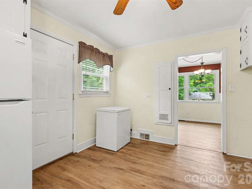 217 Oakwood Avenue, York, SC 29745.  MLS# CAR4394029, YatesRealty ID 32907. 