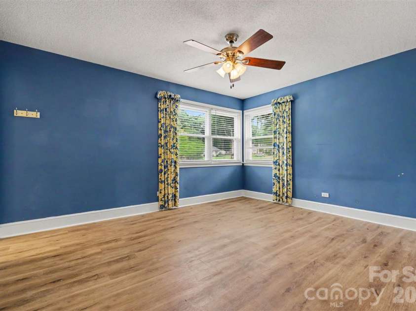 217 Oakwood Avenue, York, SC 29745.  MLS# CAR4394029, YatesRealty ID 32907. 