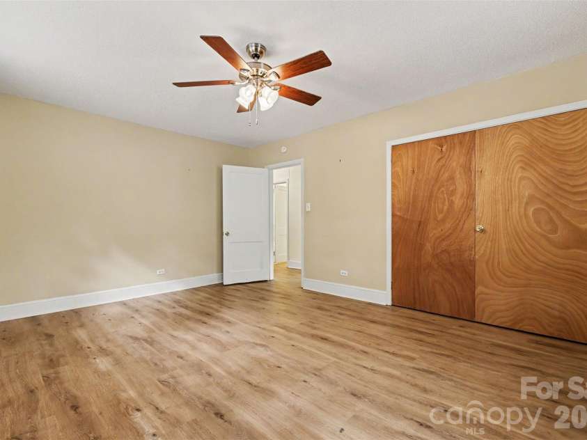 217 Oakwood Avenue, York, SC 29745.  MLS# CAR4394029, YatesRealty ID 32907. 