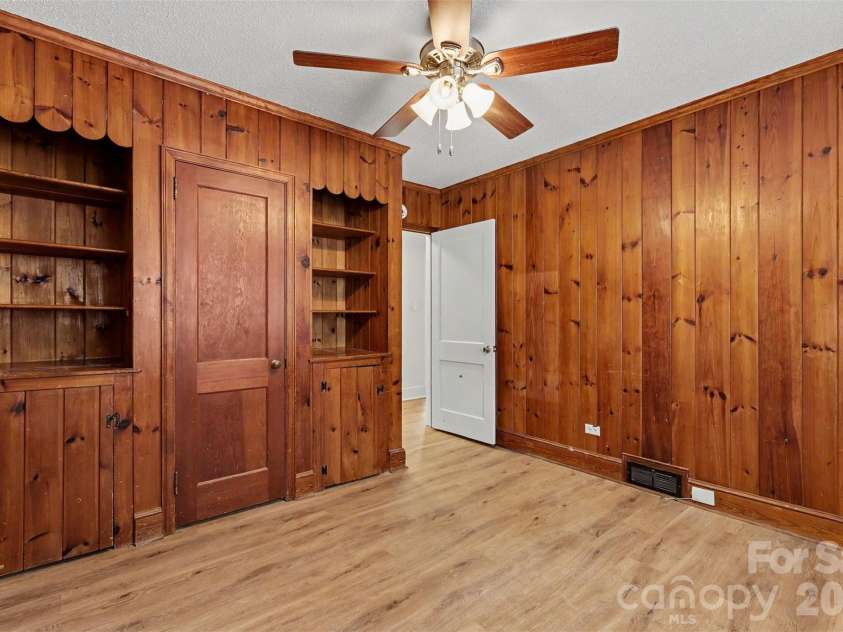 217 Oakwood Avenue, York, SC 29745.  MLS# CAR4394029, YatesRealty ID 32907. 