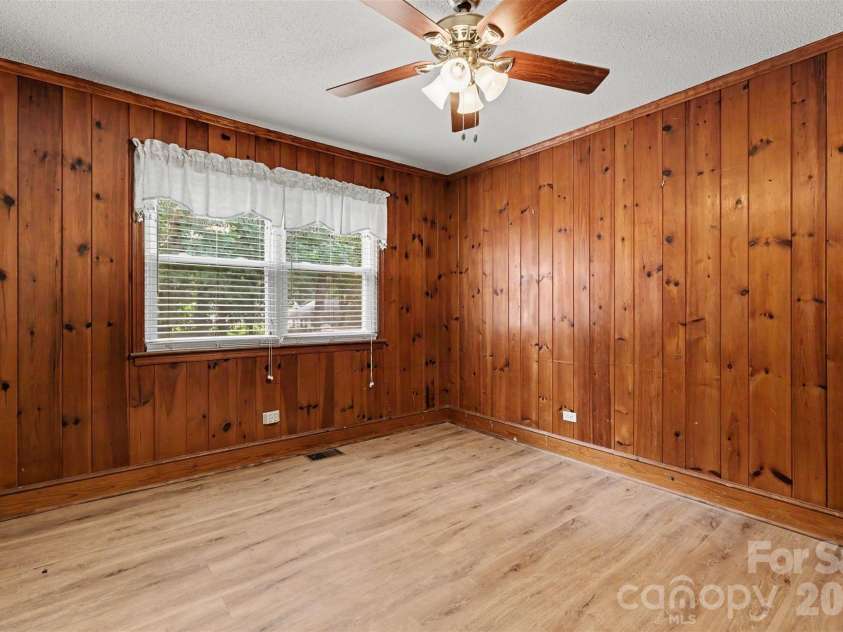 217 Oakwood Avenue, York, SC 29745.  MLS# CAR4394029, YatesRealty ID 32907. 