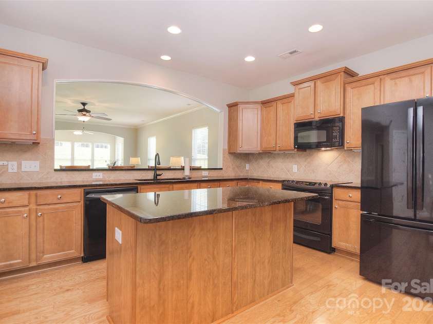 1008 Magpie Court, Fort Mill, SC 29707.  MLS# CAR4292540, YatesRealty ID 32913. Large island in the kitchen