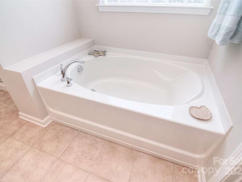 1008 Magpie Court, Indian Land, SC 29707.  MLS# CAR4292540, YatesRealty ID 32913. Nice garden tub