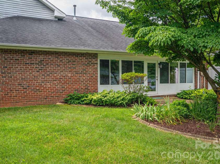 112 Mooreland Drive, Conover, NC 28613.  MLS# CAR4395451, YatesRealty ID 32913. 