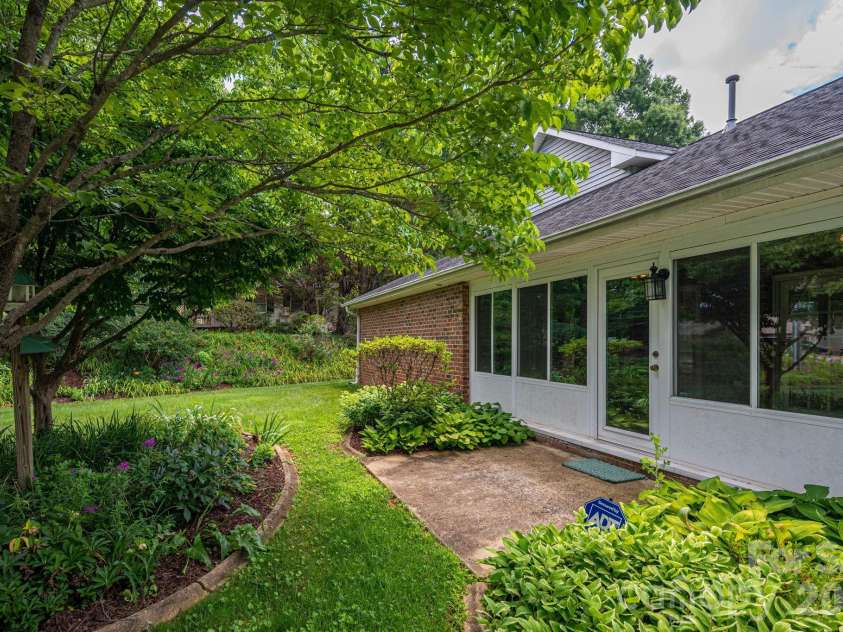 112 Mooreland Drive, Conover, NC 28613.  MLS# CAR4395451, YatesRealty ID 32913. 
