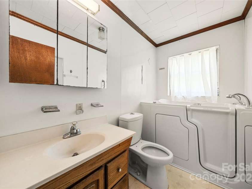 505 Rogers Lake Road, Kannapolis, NC 28083.  MLS# CAR4293354, YatesRealty ID 32920. 