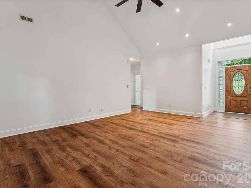3078 Richards Way Drive, Rock Hill, SC 29732.  MLS# CAR4394528, YatesRealty ID 32922. Grand living room with vaulted ceilings, recessed lighting and ceiling fan