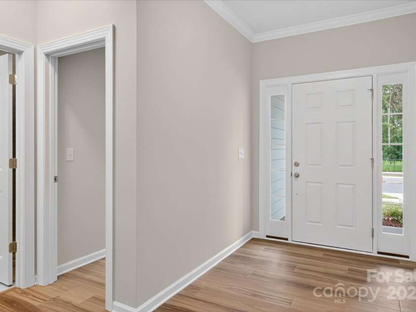 7926 Rolling Wheels Road, Charlotte, NC 28215.  MLS# CAR4289373, YatesRealty ID 3293. Foyer