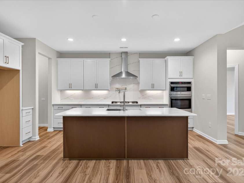 7926 Rolling Wheels Road, Charlotte, NC 28215.  MLS# CAR4289373, YatesRealty ID 3293. Kitchen