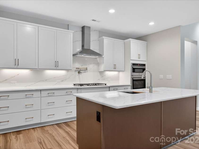 7926 Rolling Wheels Road, Charlotte, NC 28215.  MLS# CAR4289373, YatesRealty ID 3293. Kitchen