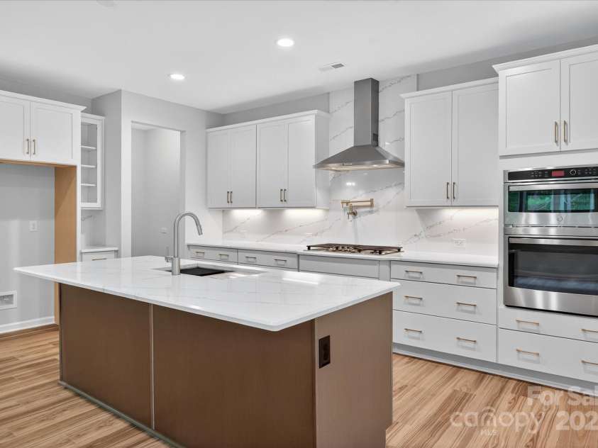 7926 Rolling Wheels Road, Charlotte, NC 28215.  MLS# CAR4289373, YatesRealty ID 3293. Kitchen