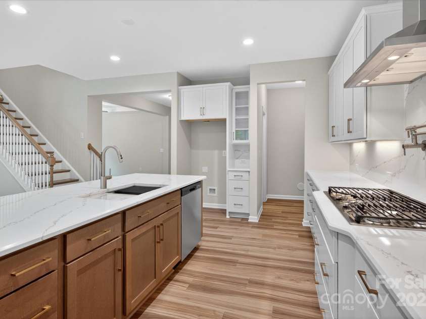 7926 Rolling Wheels Road, Charlotte, NC 28215.  MLS# CAR4289373, YatesRealty ID 3293. Kitchen