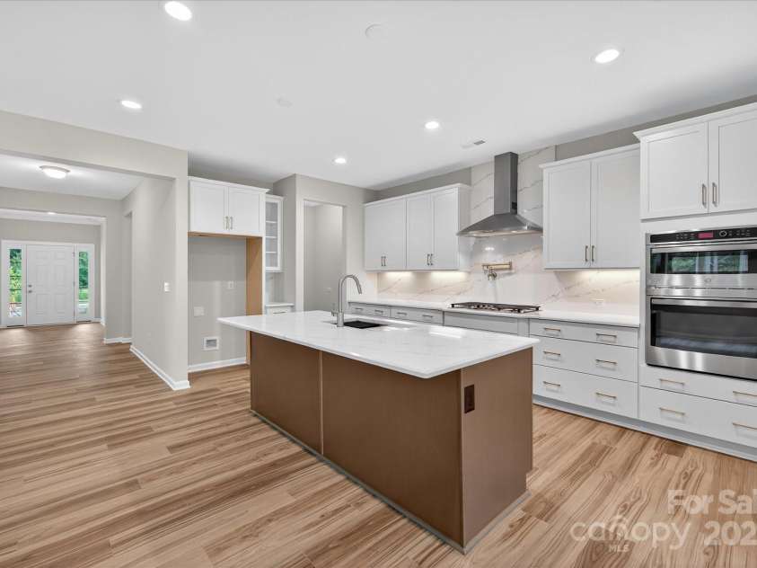 7926 Rolling Wheels Road, Charlotte, NC 28215.  MLS# CAR4289373, YatesRealty ID 3293. Kitchen