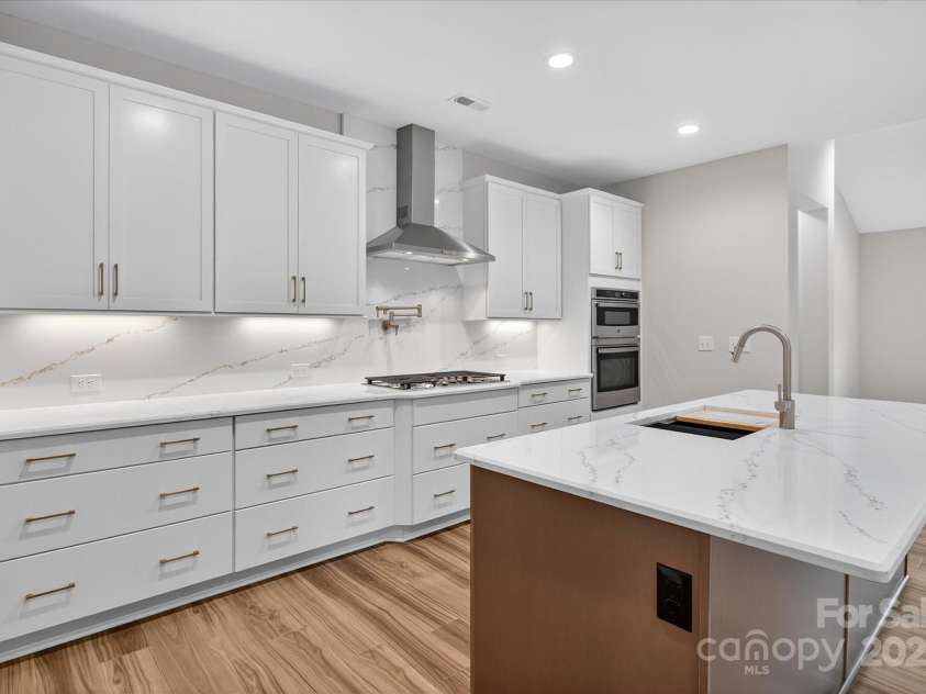 7926 Rolling Wheels Road, Charlotte, NC 28215.  MLS# CAR4289373, YatesRealty ID 3293. Kitchen