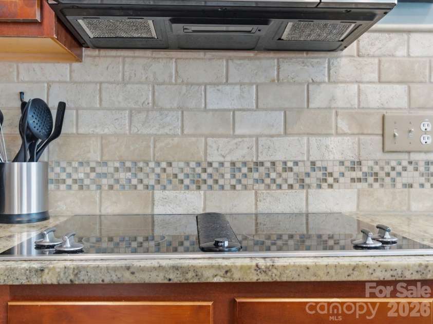 8603 Tintinhull Lane, Waxhaw, NC 28173.  MLS# CAR4384548, YatesRealty ID 32931. Cooktop