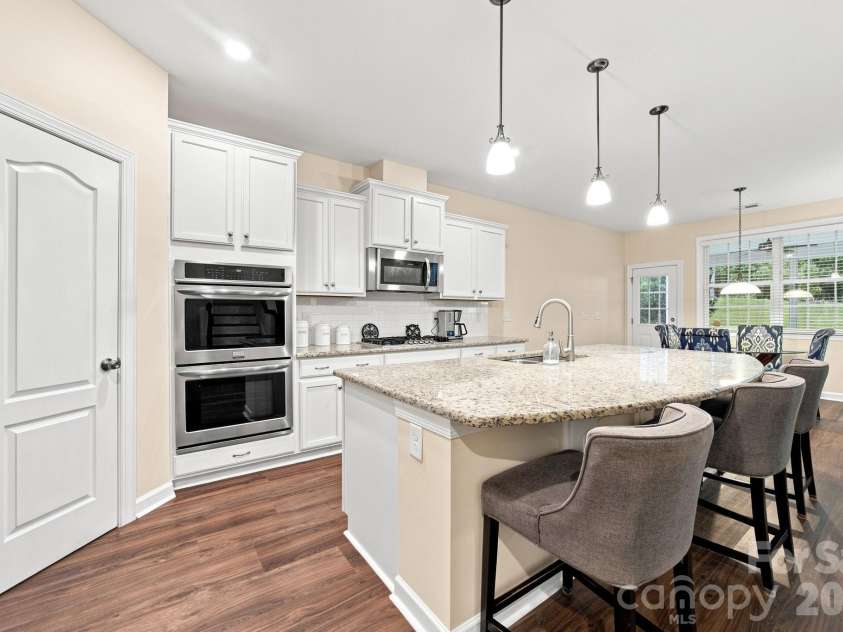 2709 Sugaree Court, Waxhaw, NC 28173.  MLS# CAR4378563, YatesRealty ID 32934. Large Kitchen Island