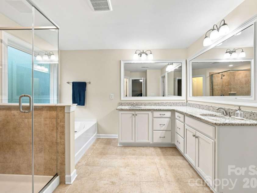 2709 Sugaree Court, Waxhaw, NC 28173.  MLS# CAR4378563, YatesRealty ID 32934. Luxury Bathroom