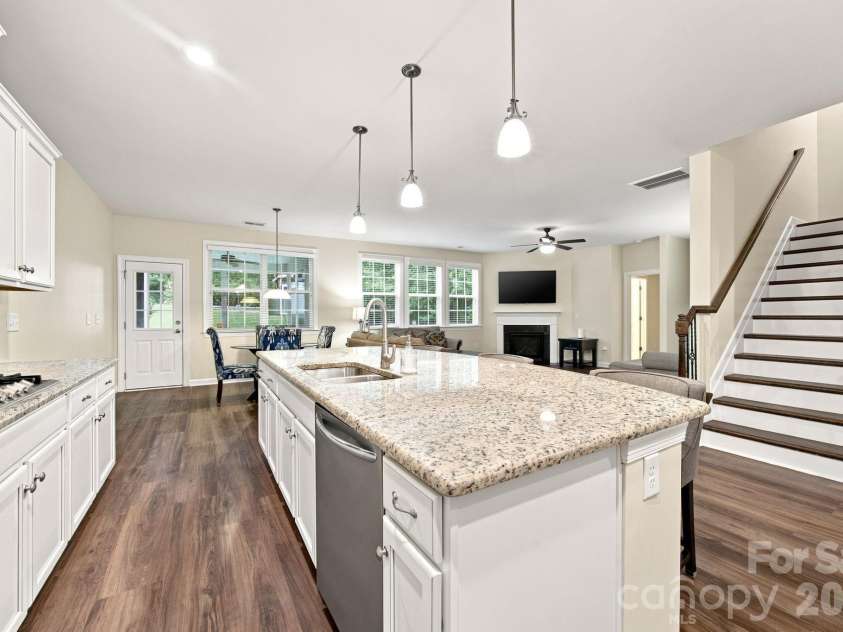 2709 Sugaree Court, Waxhaw, NC 28173.  MLS# CAR4378563, YatesRealty ID 32934. Stunning Kitchen