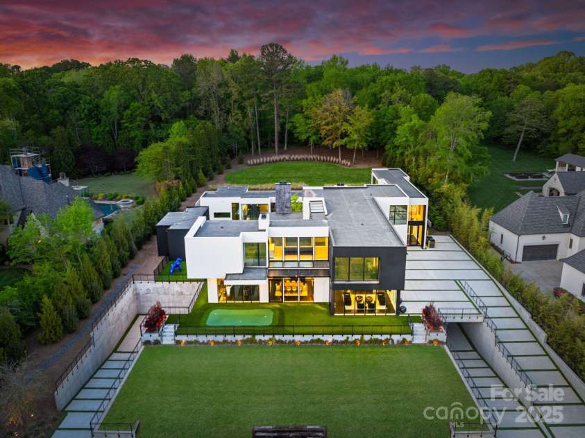 4817 Carmel Park Drive, Charlotte, NC 28226.  MLS# CAR4286044, YatesRealty ID 32934. 4817 Carmel Park Drive