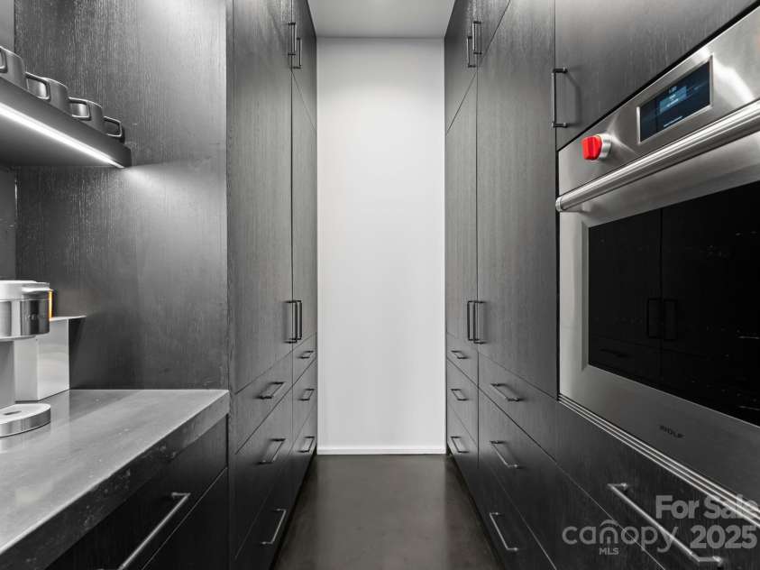 4817 Carmel Park Drive, Charlotte, NC 28226.  MLS# CAR4286044, YatesRealty ID 32934. Butler's Pantry