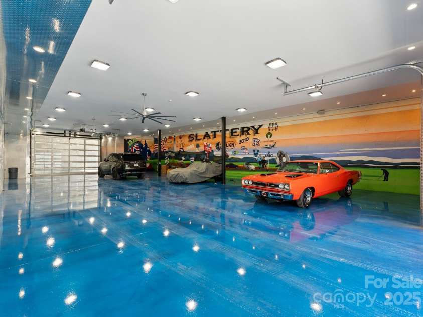 4817 Carmel Park Drive, Charlotte, NC 28226.  MLS# CAR4286044, YatesRealty ID 32934. Garage