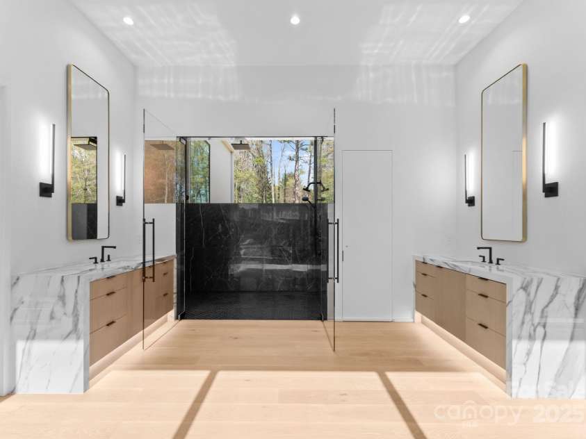 4817 Carmel Park Drive, Charlotte, NC 28226.  MLS# CAR4286044, YatesRealty ID 32934. Primary Bath