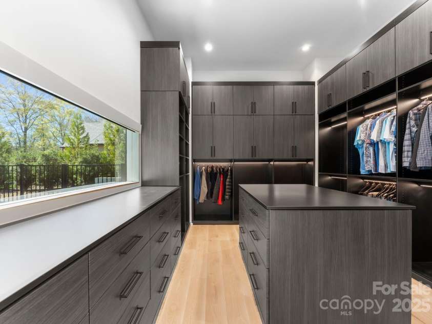 4817 Carmel Park Drive, Charlotte, NC 28226.  MLS# CAR4286044, YatesRealty ID 32934. Primary Closet