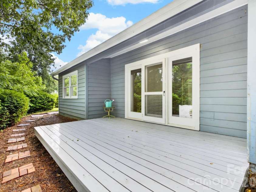 10 Laurel Place Drive, Asheville, NC 28803.  MLS# CAR4370539, YatesRealty ID 32935. Back patio