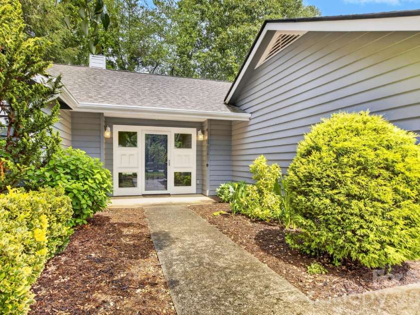 10 Laurel Place Drive, Asheville, NC 28803.  MLS# CAR4370539, YatesRealty ID 32935. Front entry