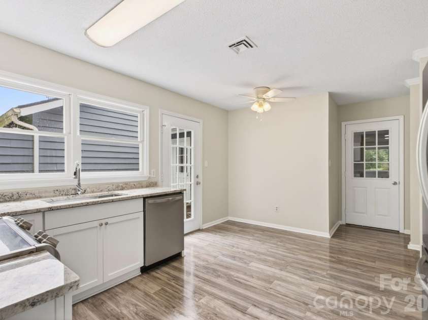 10 Laurel Place Drive, Asheville, NC 28803.  MLS# CAR4370539, YatesRealty ID 32935. Kitchen with breakfast nook