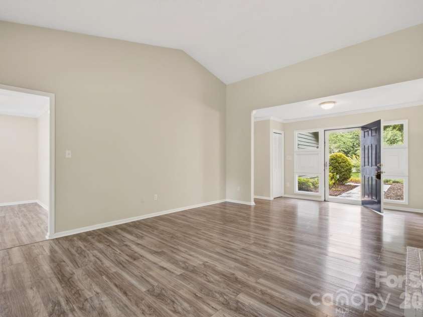 10 Laurel Place Drive, Asheville, NC 28803.  MLS# CAR4370539, YatesRealty ID 32935. Large inviting entry