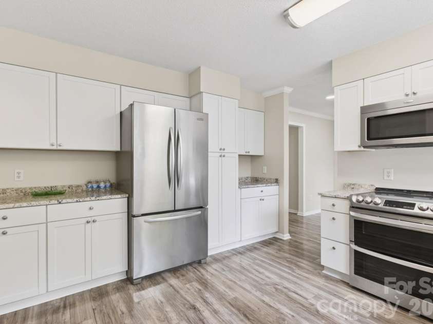 10 Laurel Place Drive, Asheville, NC 28803.  MLS# CAR4370539, YatesRealty ID 32935. New kitchen with granite counter tops