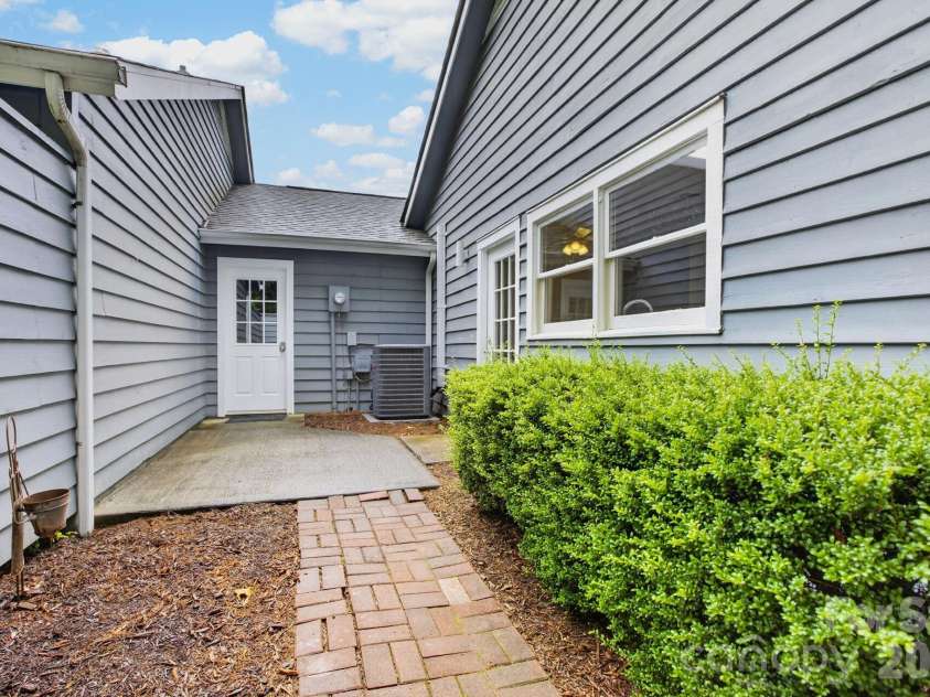 10 Laurel Place Drive, Asheville, NC 28803.  MLS# CAR4370539, YatesRealty ID 32935. Side courtyard leading from garage and kitchen