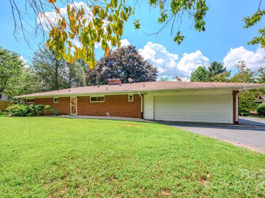 105 Alexander Avenue, Swannanoa, NC 28778.  MLS# CAR4289989, YatesRealty ID 32936. 