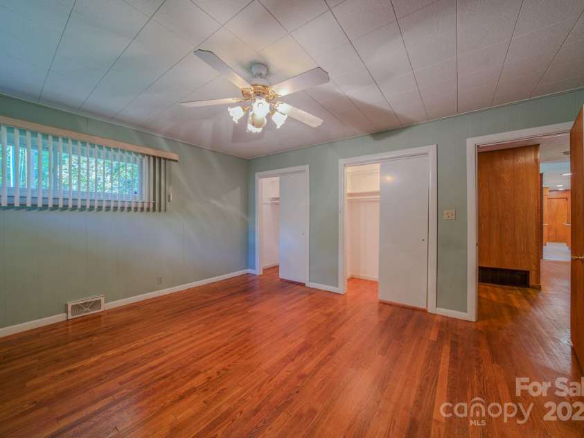 105 Alexander Avenue, Swannanoa, NC 28778.  MLS# CAR4289989, YatesRealty ID 32936. 