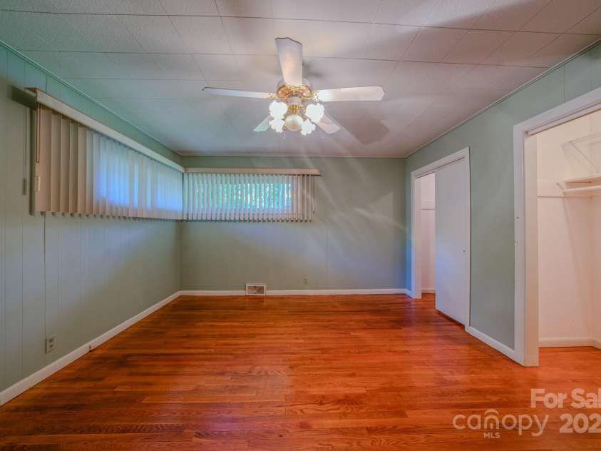 105 Alexander Avenue, Swannanoa, NC 28778.  MLS# CAR4289989, YatesRealty ID 32936. 